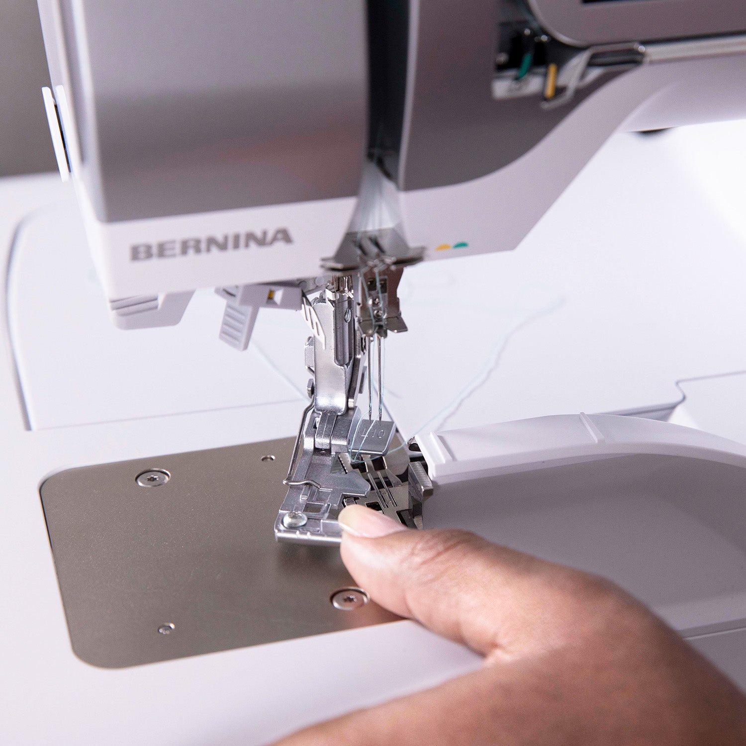 (B) Bernina L860 Serger