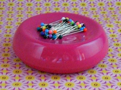 Grabbit Magnetic Pincushion - Raspberry